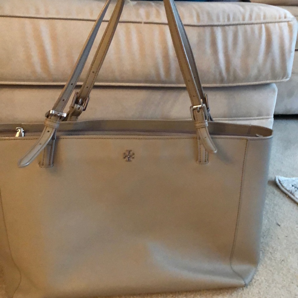 Tory tote in great condition- 15’ x 11.5’ x 4.5